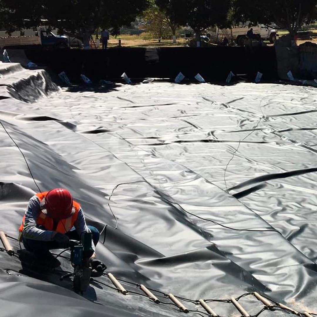 Suministro e instalación de #Geomembrana HDPE 1.0mm de espesor para la obra de un #lago en #Jiquilpan, Michoacán.