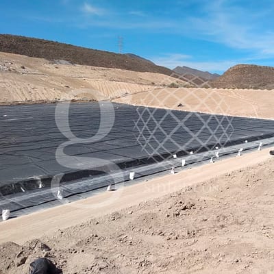 Avance en obra, nuestro equipo lleva instalados 18500 M2 de material #HDPE 1mm para una celda de relleno sanitario en Saltillo, Coahuila. Avance en obra, nuestro equipo lleva instalados 18500 M2 de material #HDPE 1mm para una celda de relleno sanitario en Saltillo, Coahuila.