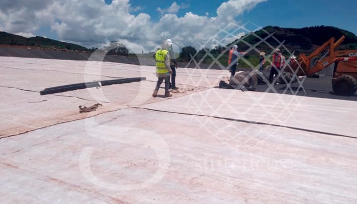Talud con #Geotextil no tejido y #Geomembrana, piso con geotextil no tejido, bentonita y geomembrana. Relleno sanitario en Morelia, Michoacán. Talud con #Geotextil no tejido y #Geomembrana, piso con geotextil no tejido, bentonita y geomembrana. Relleno sanitario en Morelia, Michoacán.