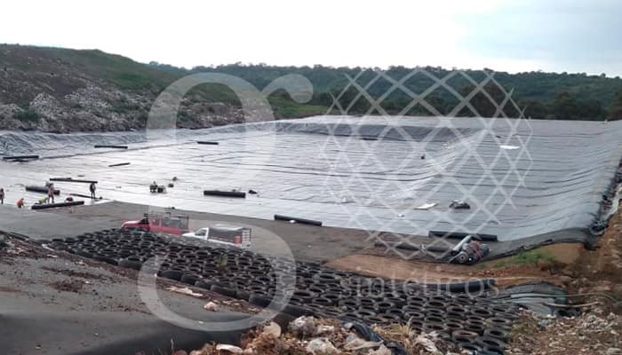 Talud con #Geotextil no tejido y #Geomembrana, piso con geotextil no tejido, bentonita y geomembrana. Relleno sanitario en Morelia, Michoacán. Talud con #Geotextil no tejido y #Geomembrana, piso con geotextil no tejido, bentonita y geomembrana. Relleno sanitario en Morelia, Michoacán.