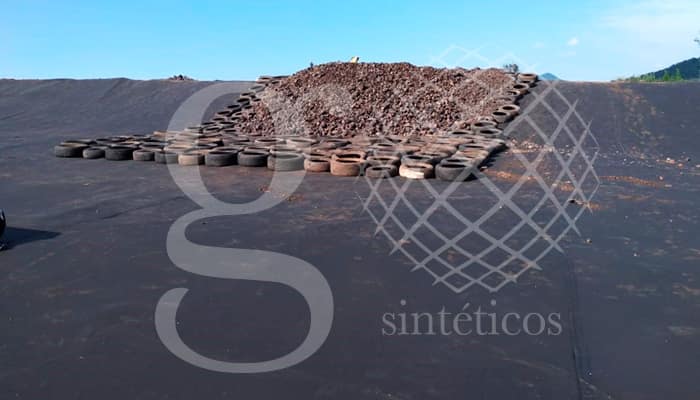 Instalación de la cuarta capa de geotextil de 400g. La cual es la última, y servirá de protección para la membrana de HDPE, debido a que la protegerá de la grava que se colocará arriba. Instalación de la cuarta capa de geotextil de 400g. La cual es la última, y servirá de protección para la membrana de HDPE, debido a que la protegerá de la grava que se colocará arriba.