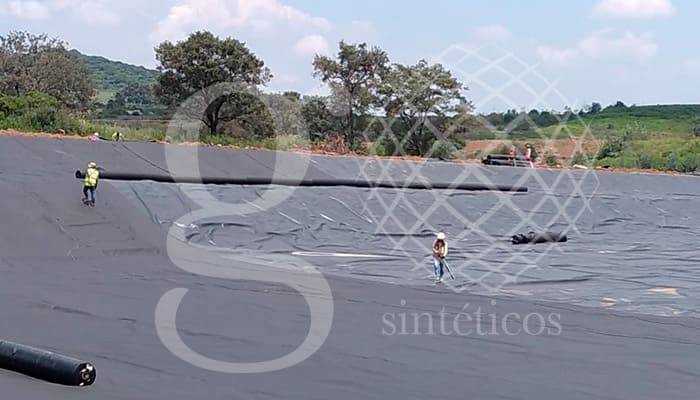 Instalación de la cuarta capa de geotextil de 400g. La cual es la última, y servirá de protección para la membrana de HDPE, debido a que la protegerá de la grava que se colocará arriba. Instalación de la cuarta capa de geotextil de 400g. La cual es la última, y servirá de protección para la membrana de HDPE, debido a que la protegerá de la grava que se colocará arriba.