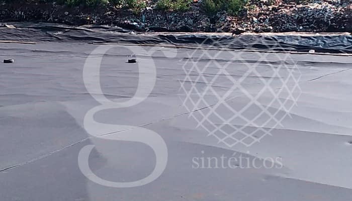 Instalación de la cuarta capa de geotextil de 400g. La cual es la última, y servirá de protección para la membrana de HDPE, debido a que la protegerá de la grava que se colocará arriba. Instalación de la cuarta capa de geotextil de 400g. La cual es la última, y servirá de protección para la membrana de HDPE, debido a que la protegerá de la grava que se colocará arriba.