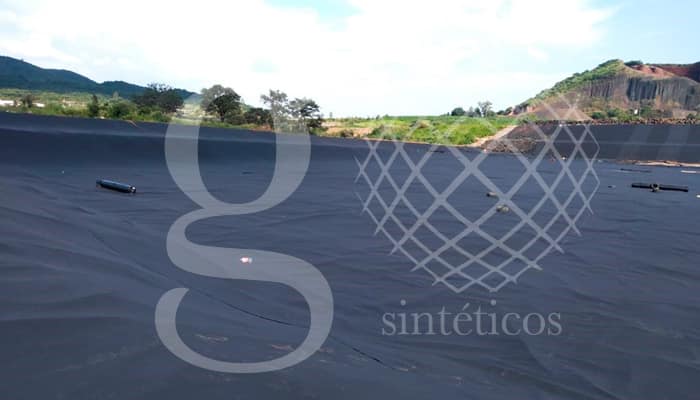 Instalación de la cuarta capa de geotextil de 400g. La cual es la última, y servirá de protección para la membrana de HDPE, debido a que la protegerá de la grava que se colocará arriba. Instalación de la cuarta capa de geotextil de 400g. La cual es la última, y servirá de protección para la membrana de HDPE, debido a que la protegerá de la grava que se colocará arriba.