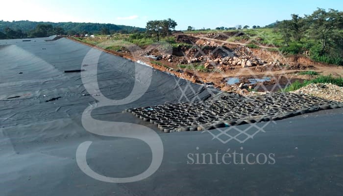 Instalación de la cuarta capa de geotextil de 400g. La cual es la última, y servirá de protección para la membrana de HDPE, debido a que la protegerá de la grava que se colocará arriba. Instalación de la cuarta capa de geotextil de 400g. La cual es la última, y servirá de protección para la membrana de HDPE, debido a que la protegerá de la grava que se colocará arriba.
