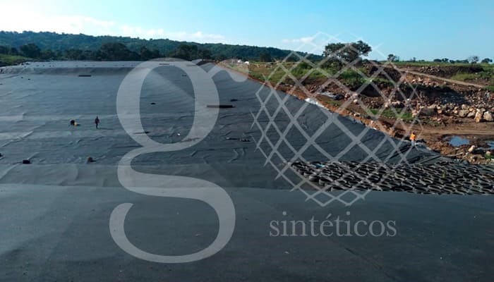 Instalación de la cuarta capa de geotextil de 400g. La cual es la última, y servirá de protección para la membrana de HDPE, debido a que la protegerá de la grava que se colocará arriba. Instalación de la cuarta capa de geotextil de 400g. La cual es la última, y servirá de protección para la membrana de HDPE, debido a que la protegerá de la grava que se colocará arriba.