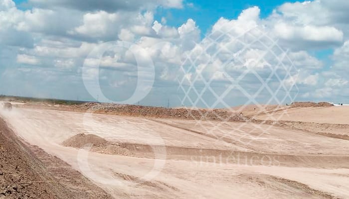 Un equipo se dirige hoy al relleno sanitario de Nuevo Laredo, Tamaulipas. Se instalarán 20 mil m2 de polietileno de alta densidad de 1.5mm y la misma cantidad de geotextil. Un equipo se dirige hoy al relleno sanitario de Nuevo Laredo, Tamaulipas. Se instalarán 20 mil m2 de polietileno de alta densidad de 1.5mm y la misma cantidad de geotextil.