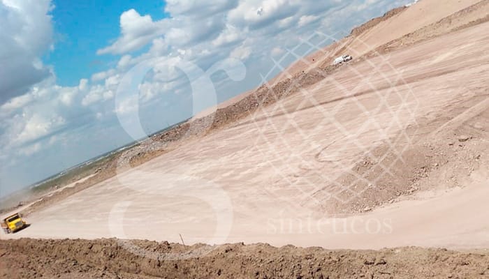 Un equipo se dirige hoy al relleno sanitario de Nuevo Laredo, Tamaulipas. Se instalarán 20 mil m2 de polietileno de alta densidad de 1.5mm y la misma cantidad de geotextil. Un equipo se dirige hoy al relleno sanitario de Nuevo Laredo, Tamaulipas. Se instalarán 20 mil m2 de polietileno de alta densidad de 1.5mm y la misma cantidad de geotextil.