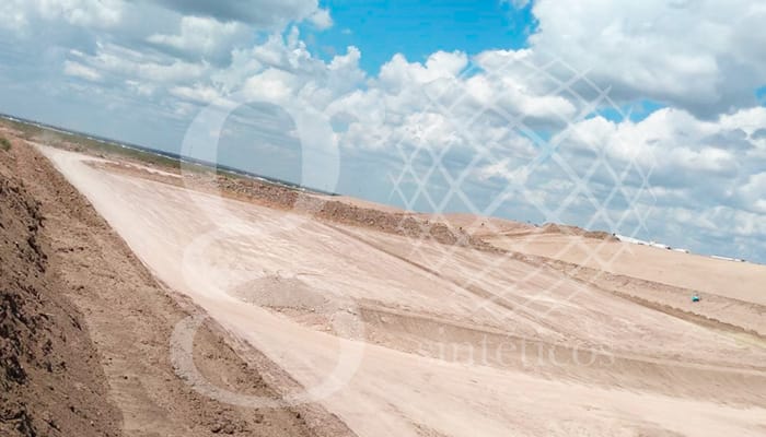Un equipo se dirige hoy al relleno sanitario de Nuevo Laredo, Tamaulipas. Se instalarán 20 mil m2 de polietileno de alta densidad de 1.5mm y la misma cantidad de geotextil. Un equipo se dirige hoy al relleno sanitario de Nuevo Laredo, Tamaulipas. Se instalarán 20 mil m2 de polietileno de alta densidad de 1.5mm y la misma cantidad de geotextil.