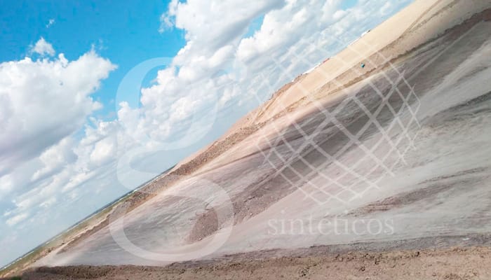 Un equipo se dirige hoy al relleno sanitario de Nuevo Laredo, Tamaulipas. Se instalarán 20 mil m2 de polietileno de alta densidad de 1.5mm y la misma cantidad de geotextil. Un equipo se dirige hoy al relleno sanitario de Nuevo Laredo, Tamaulipas. Se instalarán 20 mil m2 de polietileno de alta densidad de 1.5mm y la misma cantidad de geotextil.