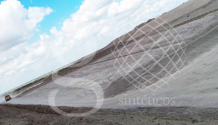 Un equipo se dirige hoy al relleno sanitario de Nuevo Laredo, Tamaulipas. Se instalarán 20 mil m2 de polietileno de alta densidad de 1.5mm y la misma cantidad de geotextil. Un equipo se dirige hoy al relleno sanitario de Nuevo Laredo, Tamaulipas. Se instalarán 20 mil m2 de polietileno de alta densidad de 1.5mm y la misma cantidad de geotextil.