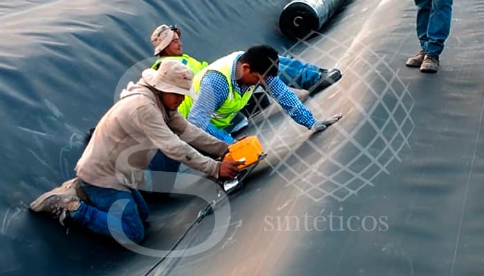Obra de #RellenoSanitario en: Nuevo Laredo, Tamaulipas. 20 mil metros cuadrados, continuamos trabajando con material #HDPE de la más alta calidad y doble capa de #Geotextil. Obra de #RellenoSanitario en: Nuevo Laredo, Tamaulipas. 20 mil metros cuadrados, continuamos trabajando con material #HDPE de la más alta calidad y doble capa de #Geotextil.