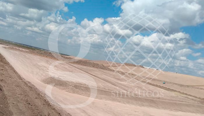 Aplicación de la primera capa de geotextil de 200gr en la obra de Relleno Sanitario en Nuevo Laredo, Tamaulipas. Aplicación de la primera capa de geotextil de 200gr en la obra de Relleno Sanitario en Nuevo Laredo, Tamaulipas.
