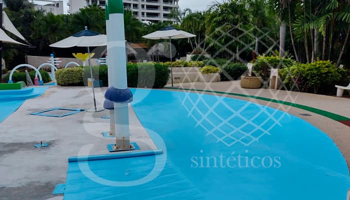 Suministro e instalación de #Geomembrana de PVC para albercas de 1.5mm en color azul claro para impermeabilización de zona de juegos. Suministro e instalación de #Geomembrana de PVC para albercas de 1.5mm en color azul claro para impermeabilización de zona de juegos.