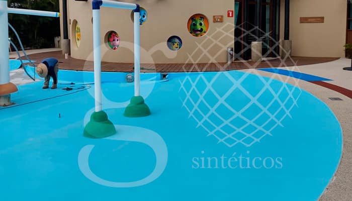 Suministro e instalación de #Geomembrana de PVC para albercas de 1.5mm en color azul claro para impermeabilización de zona de juegos. Suministro e instalación de #Geomembrana de PVC para albercas de 1.5mm en color azul claro para impermeabilización de zona de juegos.