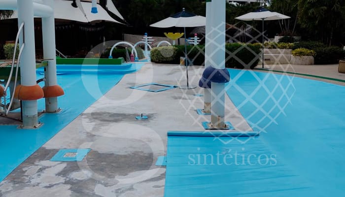 Suministro e instalación de #Geomembrana de PVC para albercas de 1.5mm en color azul claro para impermeabilización de zona de juegos. Suministro e instalación de #Geomembrana de PVC para albercas de 1.5mm en color azul claro para impermeabilización de zona de juegos.