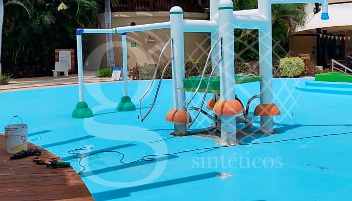 Suministro e instalación de #Geomembrana de PVC para albercas de 1.5mm en color azul claro para impermeabilización de zona de juegos. Suministro e instalación de #Geomembrana de PVC para albercas de 1.5mm en color azul claro para impermeabilización de zona de juegos.