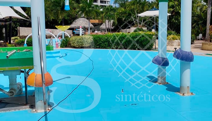 Suministro e instalación de #Geomembrana de PVC para albercas de 1.5mm en color azul claro para impermeabilización de zona de juegos. Suministro e instalación de #Geomembrana de PVC para albercas de 1.5mm en color azul claro para impermeabilización de zona de juegos.
