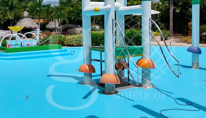Suministro e instalación de #Geomembrana de PVC para albercas de 1.5mm en color azul claro para impermeabilización de zona de juegos. Suministro e instalación de #Geomembrana de PVC para albercas de 1.5mm en color azul claro para impermeabilización de zona de juegos.