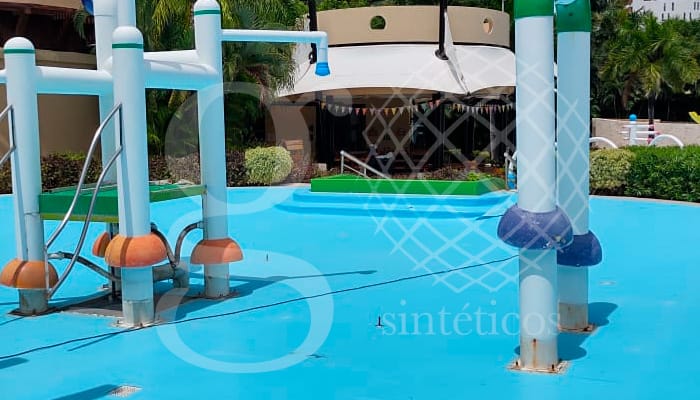 Suministro e instalación de #Geomembrana de PVC para albercas de 1.5mm en color azul claro para impermeabilización de zona de juegos. Suministro e instalación de #Geomembrana de PVC para albercas de 1.5mm en color azul claro para impermeabilización de zona de juegos.
