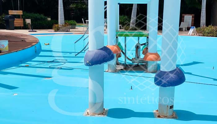 Suministro e instalación de #Geomembrana de PVC para albercas de 1.5mm en color azul claro para impermeabilización de zona de juegos. Suministro e instalación de #Geomembrana de PVC para albercas de 1.5mm en color azul claro para impermeabilización de zona de juegos.