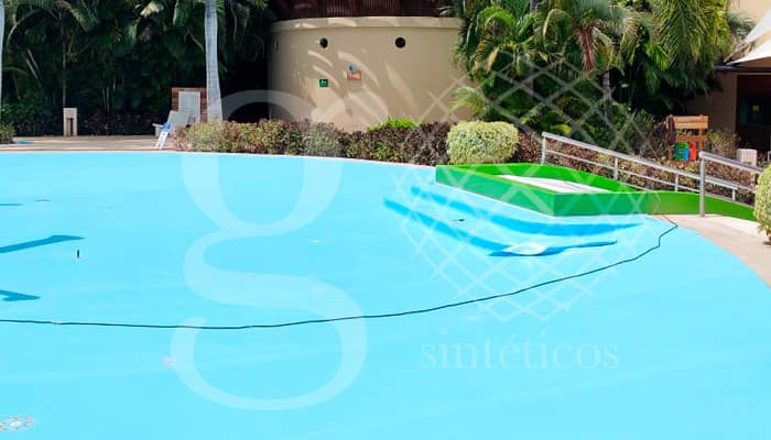 Suministro e instalación de #Geomembrana de PVC para albercas de 1.5mm en color azul claro para impermeabilización de zona de juegos. Suministro e instalación de #Geomembrana de PVC para albercas de 1.5mm en color azul claro para impermeabilización de zona de juegos.
